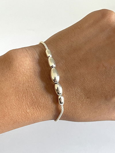 Pulsera con 5 dijes almendrados lisos 