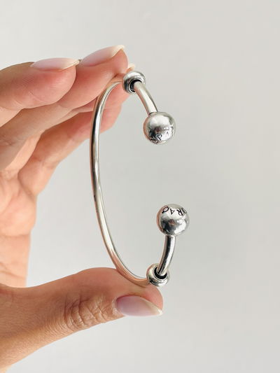 Pulsera semi esclava abierta pave con inscripción 