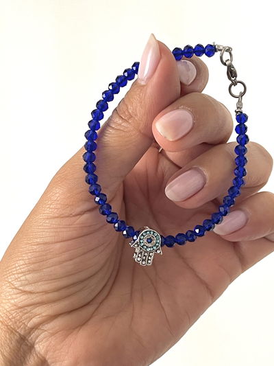 Pulsera  cristales azules con dije mano de Fátima 