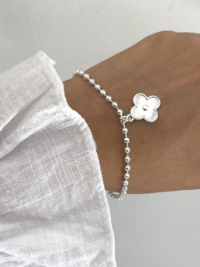 Pulsera microbolitas con dije de trébol 