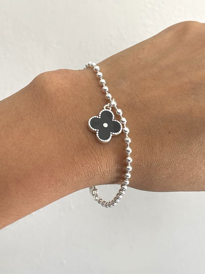 Pulsera microbolitas con dije trébol negro  ( lucky clover ) 