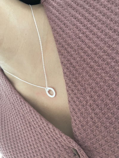 Conjunto con dije redondo con micropave 