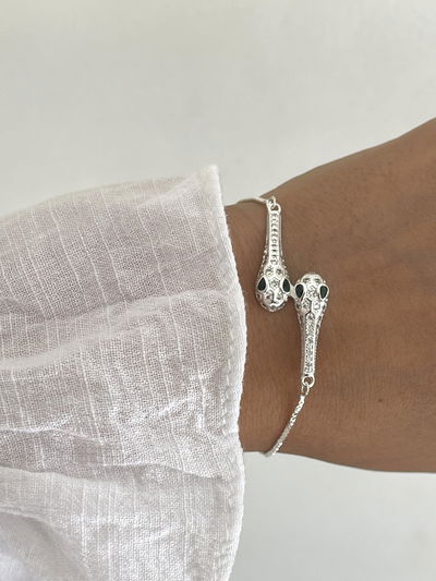 Pulsera dos serpientes conl micropave y cierre siliconado 