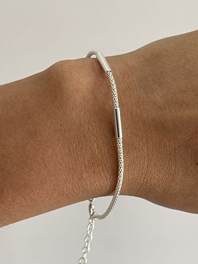 Pulsera modelo canasta con tubos lisos de plata lisa . 