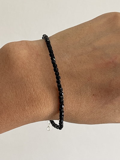 Pulsera de cristales negros cuadrados