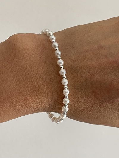 Pulsera bolitas y perlas . 