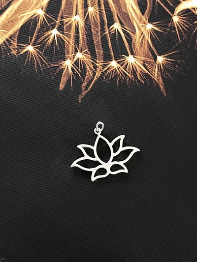 Dije flor de loto ( calado ) 