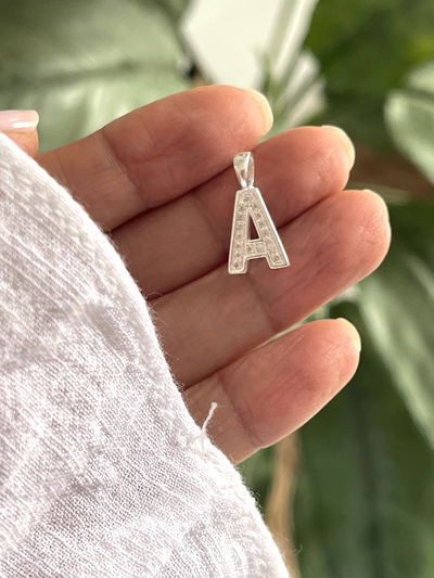 Dije letra A con micropave 