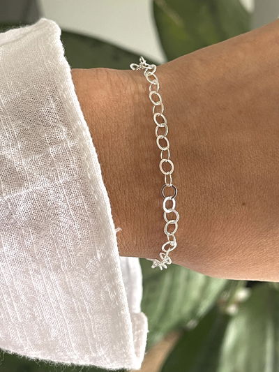 Pulsera argollas redondas y planas . 
