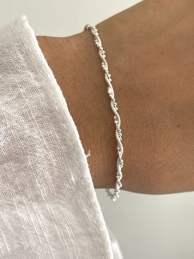 Pulsera trenzada cola de ratón y microbolitas .