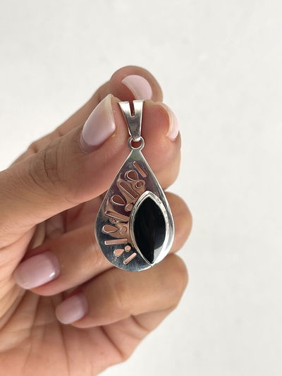 Dije en forma de gota con piedra ónix plata 950