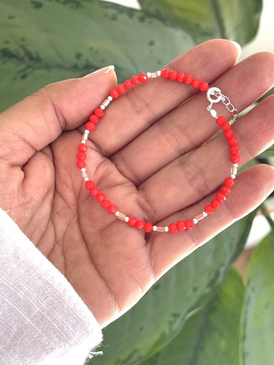 Pulsera de cristales rojos y tubos .