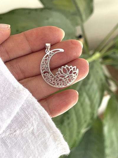 Dije de luna y flor de loto 