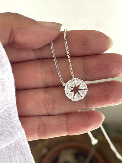 Conjunto redondo con zirconias formando una estrella calada 