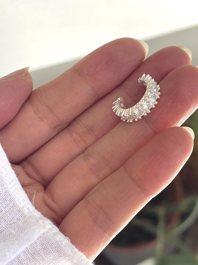Ear cuff a presión con micropiedras engarzadas 