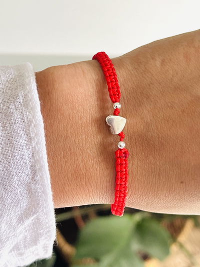 Pulsera de hila roja con dije corazón 