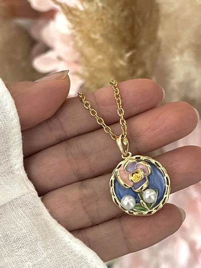 Conjunto  dije de flor y perlas esmaltados .
