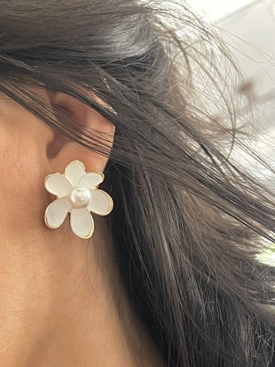 Aros flor blancos con perlas y detalles dorados 