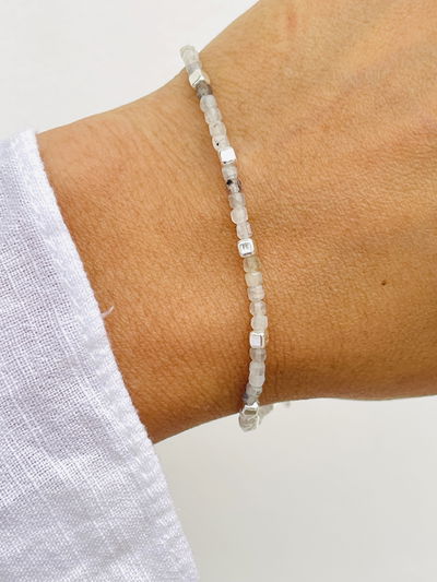 Pulsera de cristales gris claro 
