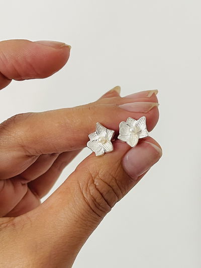 Aros pasantes flor con pequeña perla 