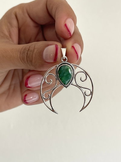 Dije de luna invertida con razón de esmeralda 