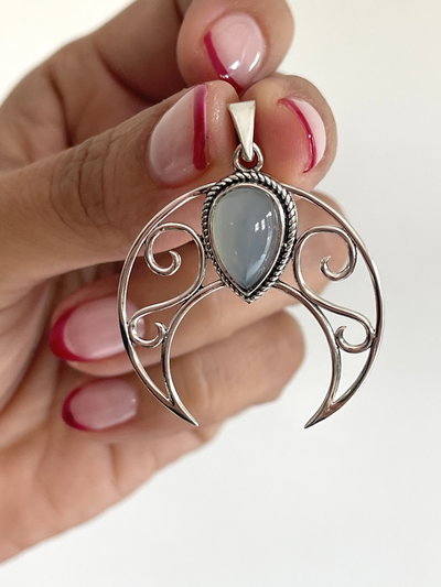 Dije de la luna invertida con piedra de la luna 