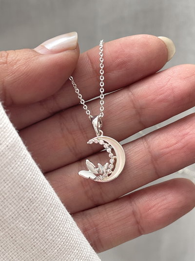 Conjunto Con dije de luna anacarada y dos mini mariposas