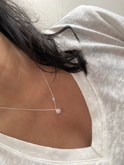 Collar con dije de sol y una pequeña estrella