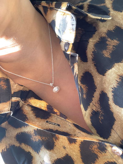 Choker con dije perla combinada con detalle de micropave 