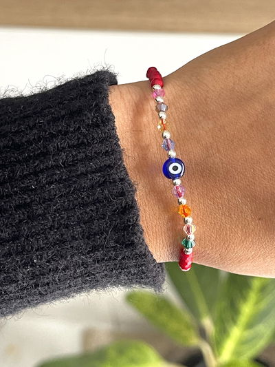 Pulsera hilo rojo con cristales de colores bolitas de plata y ojo turco azul 