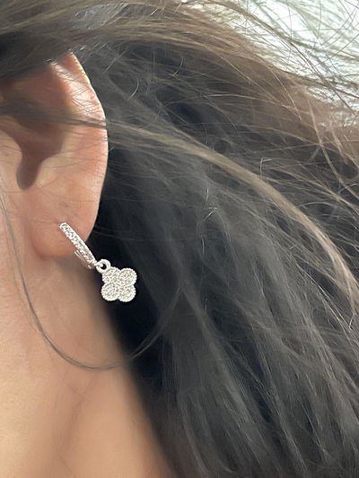 Aros colgantes lucky clover con micropave 