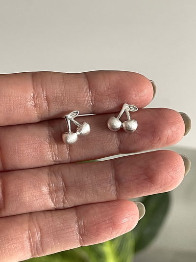 Aros cerezas con detalles facetados 