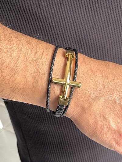 Pulsera de cuero Pu combinada con dije cruz del equilibrio de acero dorado 