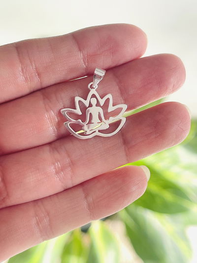 Dije flor de loto y asanas “postura de yoga “
