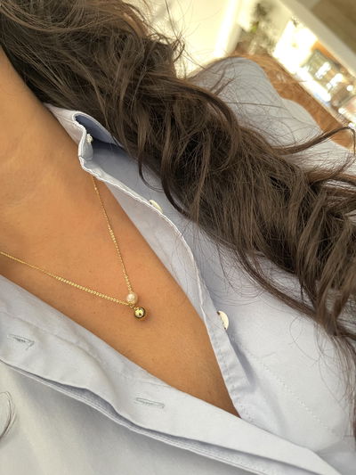 Conjunto de dijes bolita y perla 