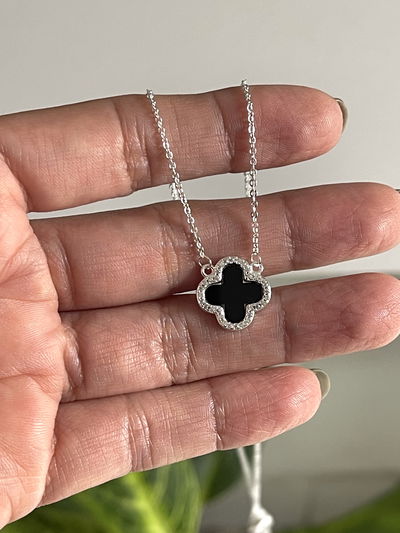 Conjunto lucky clover con dije negro 