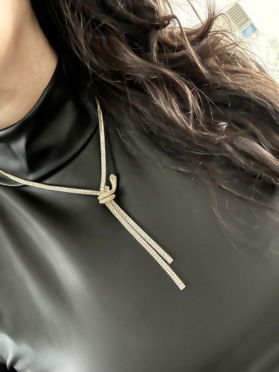 Collar estilo corbatero con forma de serpiente 
