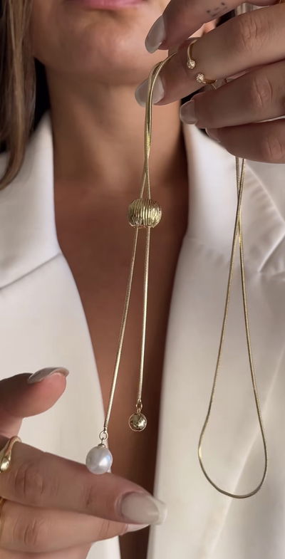 Collar corbatero con bolita perla y lisa en las puntas 