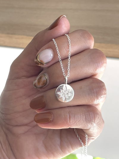 Conjunto con medalla y diseño de estrella de belén 