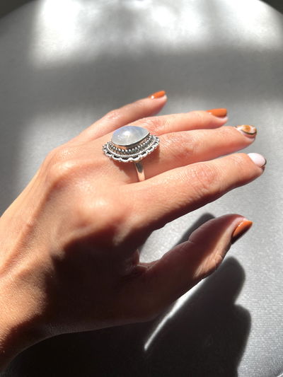 Anillo en forma de gota con piedra de la luna 