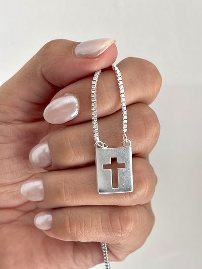 Conjunto cadena con dije cuadrado con cruz calada 