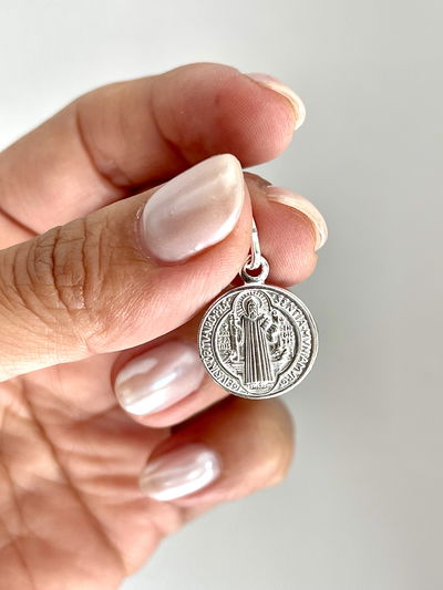 Dije mediano de san Benito con micropave 