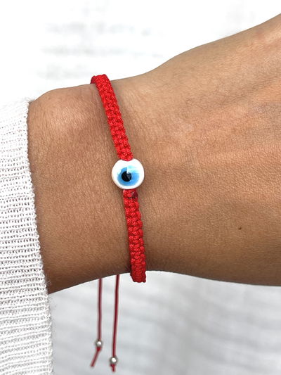 Pulsera hilo rojo ojo turco blanco con celeste de vidrio .