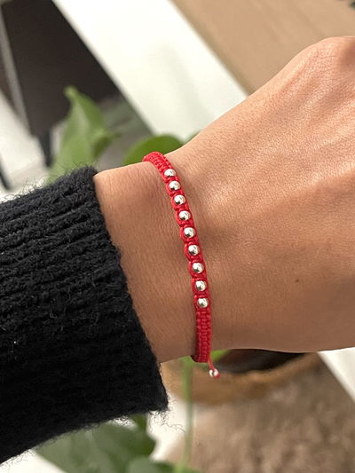 Pulsera hilo rojo con bolitas de Plata de  3 mm 