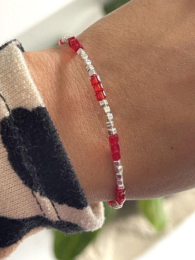 Pulsera con 3 cristales rojos cuadrados combinados con 5 de plata 