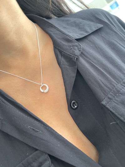 Collar cadena con dije círculo abierto combinado 