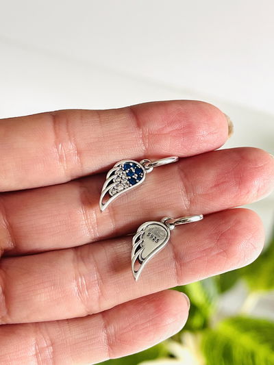 Dije Charms par de alitas con micropave azul 