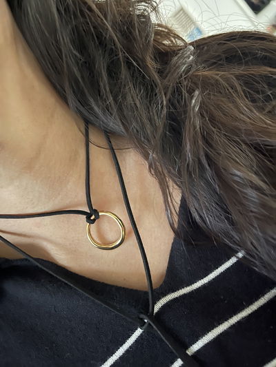 Choker gamuzon con anillo dorado 