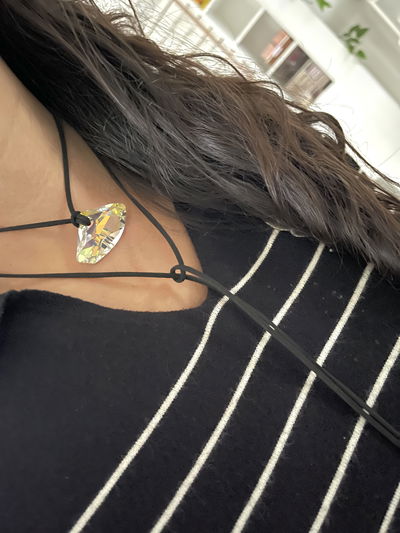 Choker de  gamuzon con dije de cristal sw forma irregular 