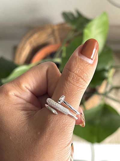 Anillo clavo con micropave .